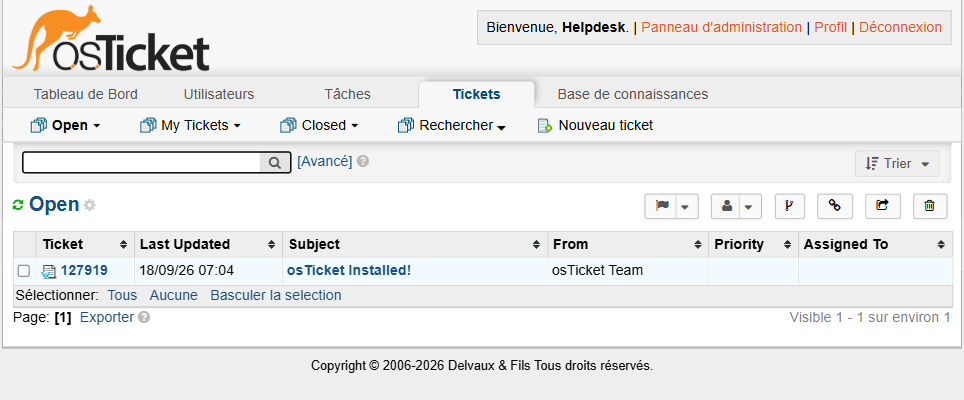 Panneau agent en français : onglets Tableau de bord, Utilisateurs, Tâches, Tickets et Base de connaissances, avec le ticket d'exemple créé à l'installation